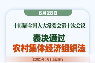 贵州村超球场中场休息，“显眼包”邓超跟着节奏尽情摇摆？